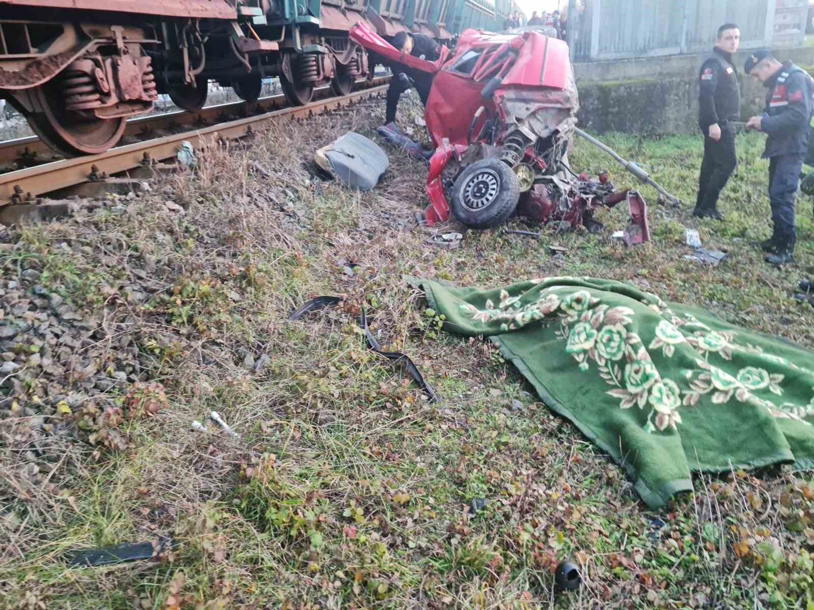 yuk-treni-hemzemin-gecitte-otomobile-carpti-1-olu