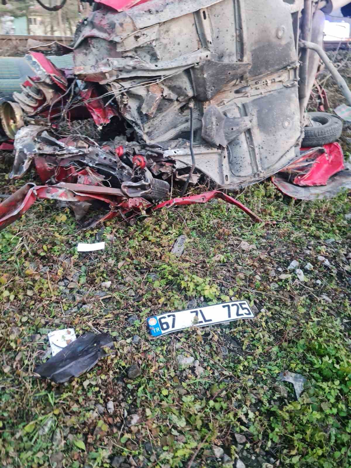 yuk-treni-hemzemin-gecitte-otomobile-carpti-1-olu