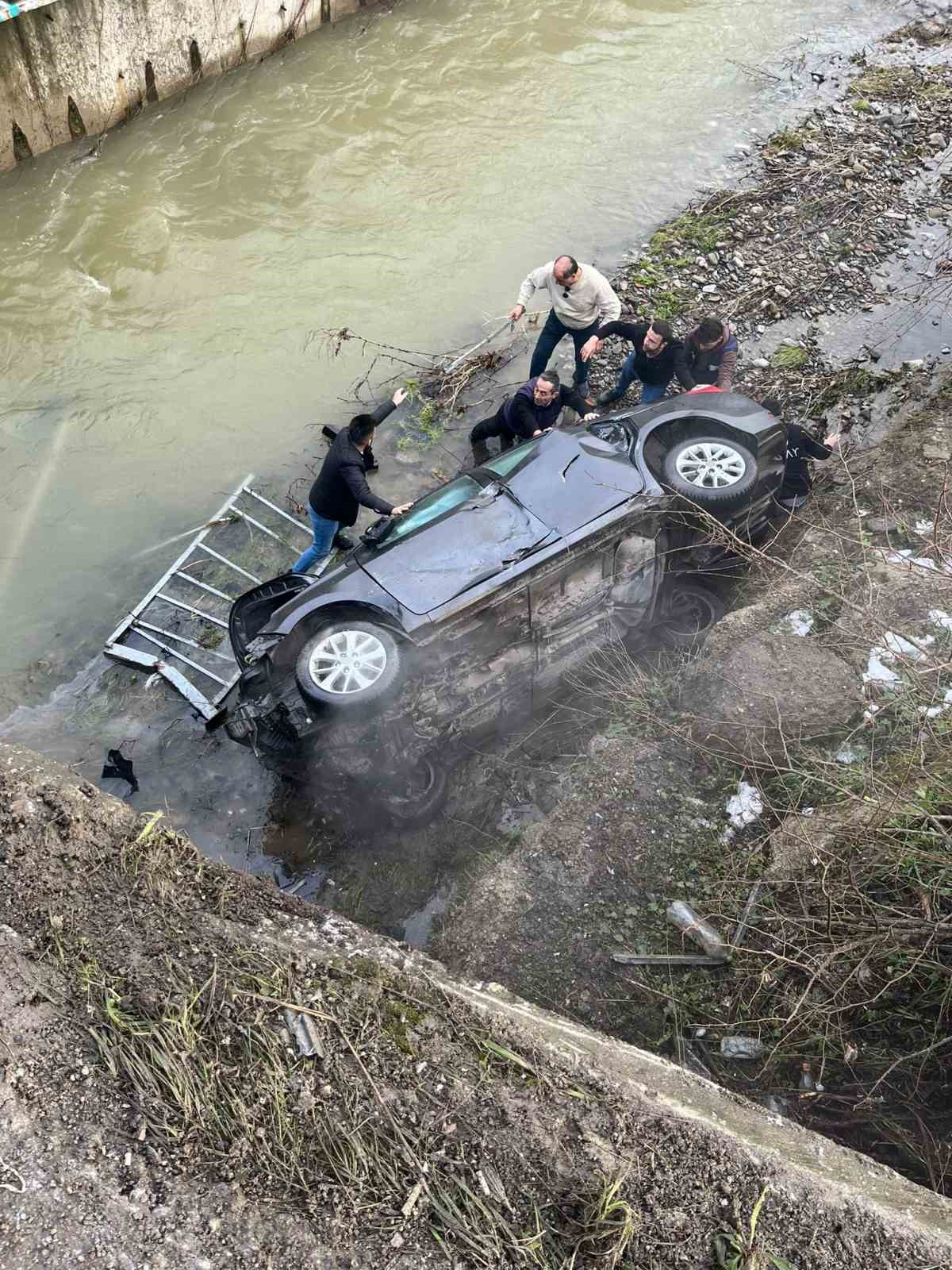 zonguldakta-kontrolden-cikan-otomobil-20-metreden-dereye-uctu-1-yarali