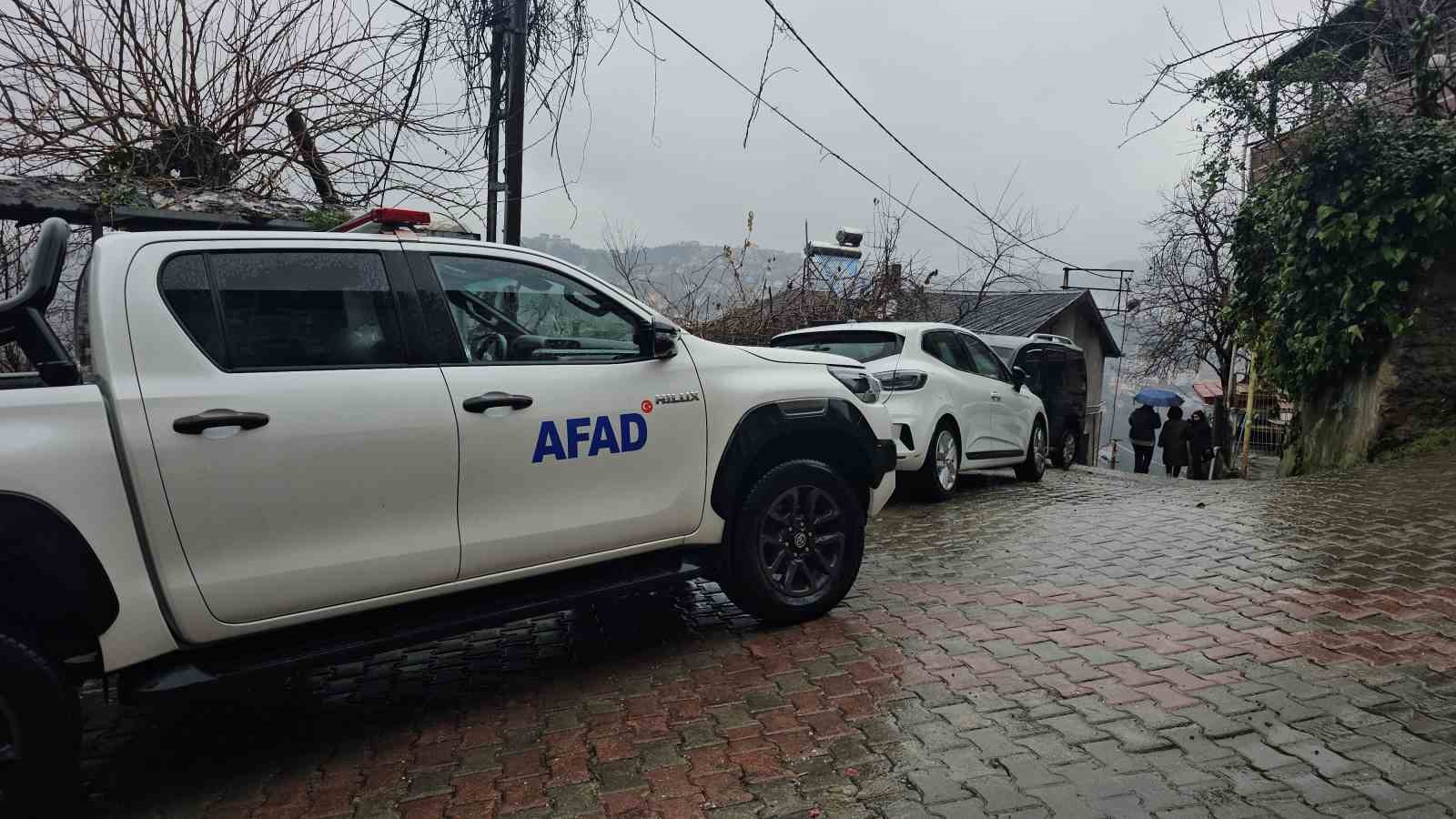 zonguldakta-korkutan-heyelan-8-kisilik-aile-tahliye-edildi