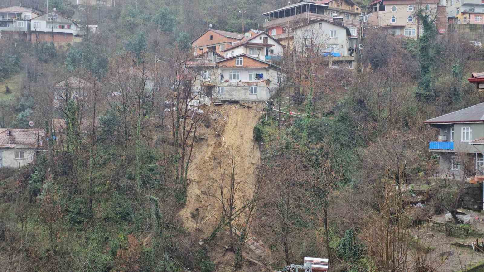 zonguldakta-korkutan-heyelan-8-kisilik-aile-tahliye-edildi