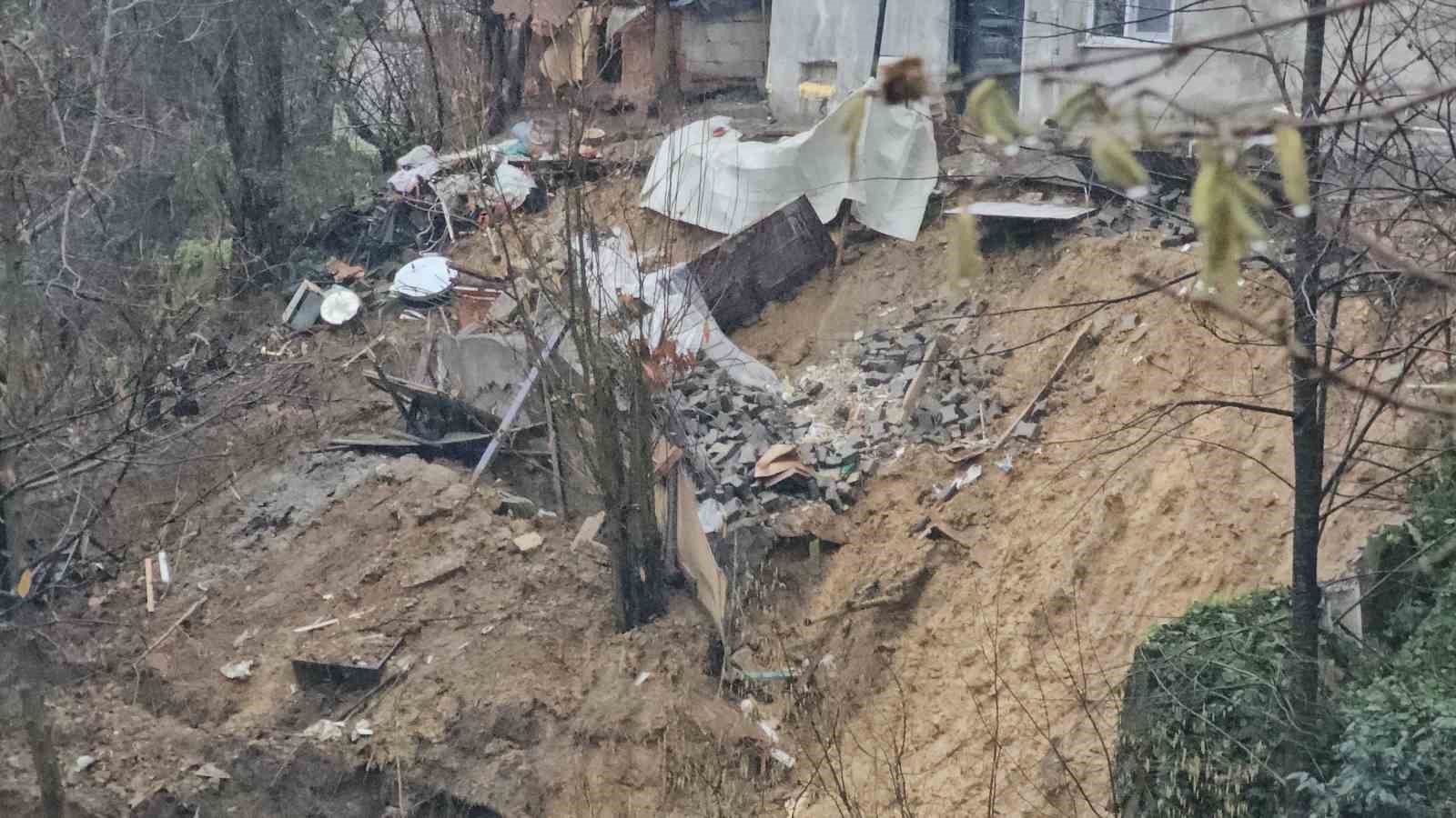 zonguldakta-korkutan-heyelan-8-kisilik-aile-tahliye-edildi