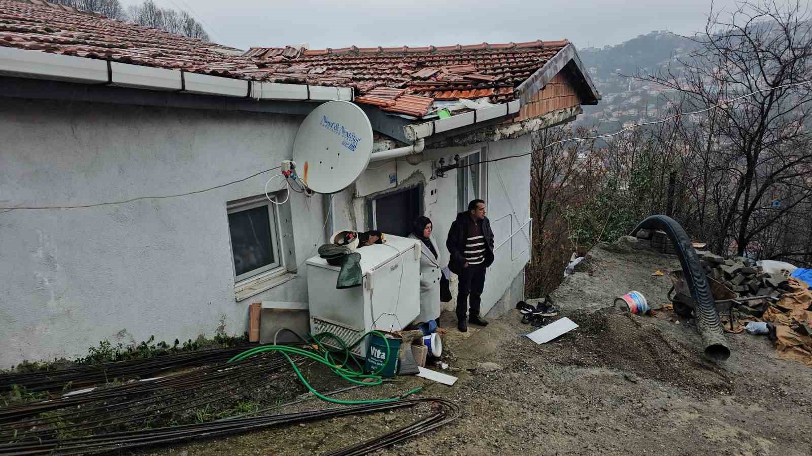 zonguldakta-korkutan-heyelan-8-kisilik-aile-tahliye-edildi