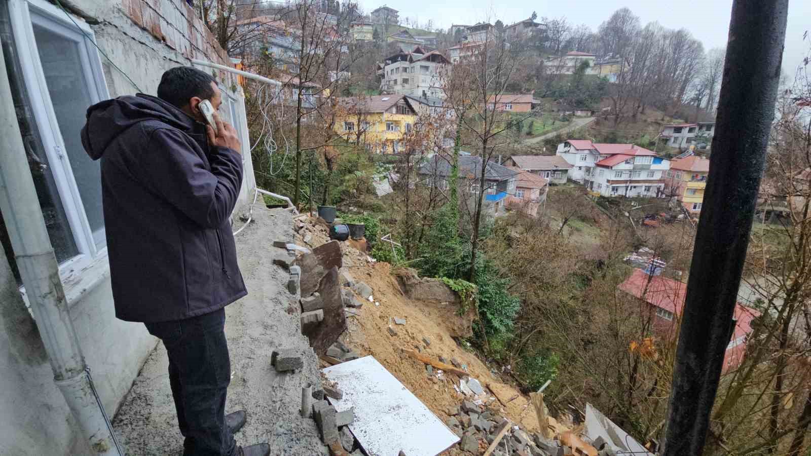 zonguldakta-korkutan-heyelan-8-kisilik-aile-tahliye-edildi