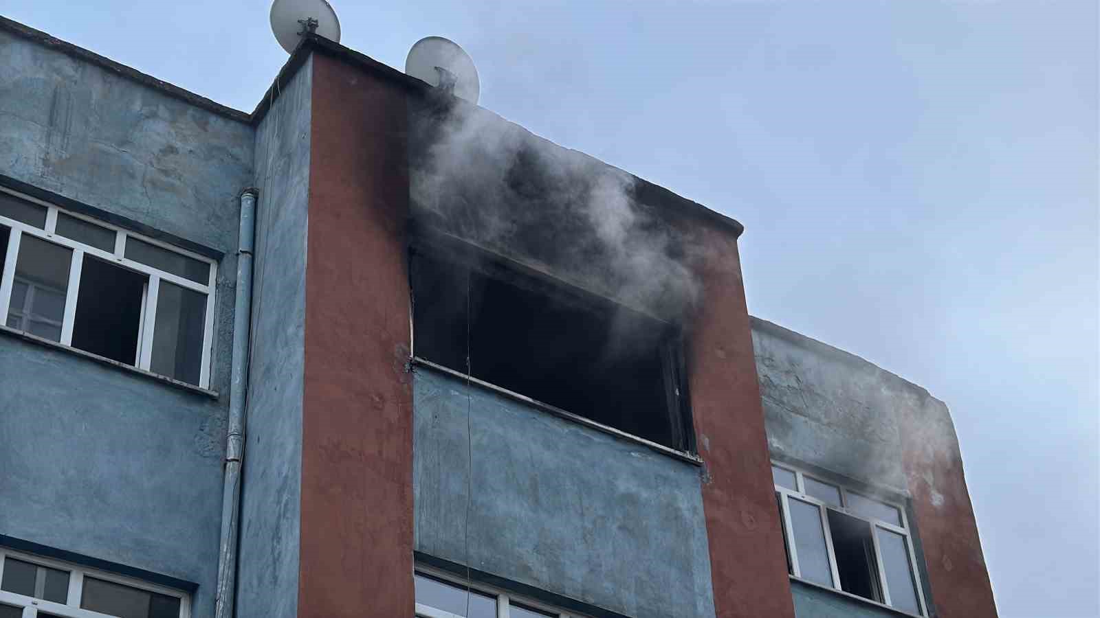 6-kisinin-yasadigi-daire-alevlere-teslim-oldu