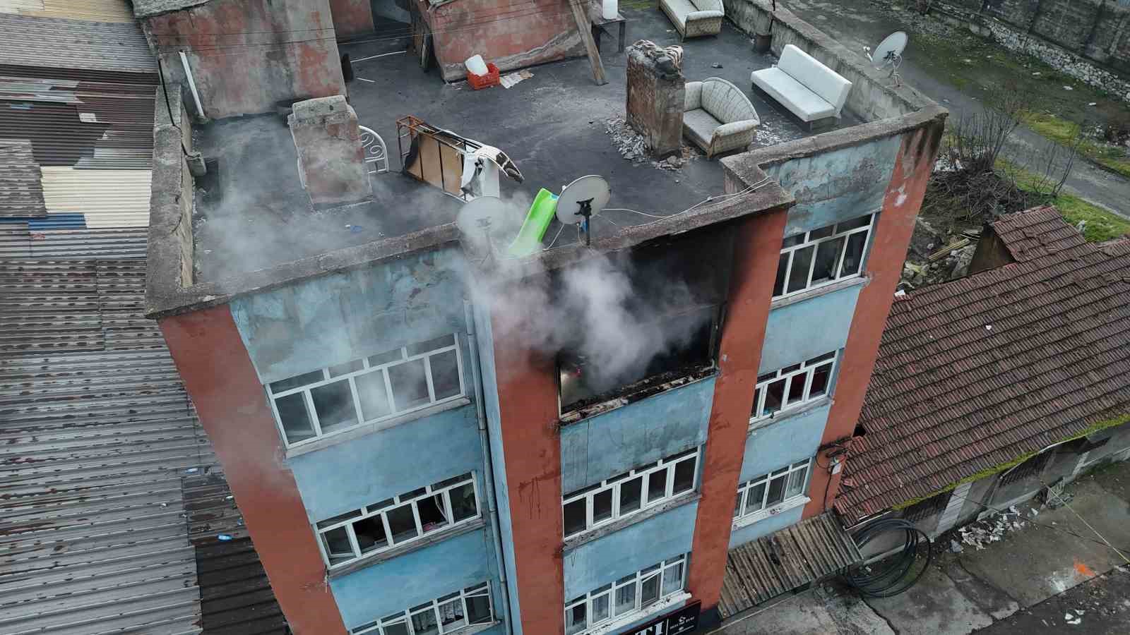 6-kisinin-yasadigi-daire-alevlere-teslim-oldu