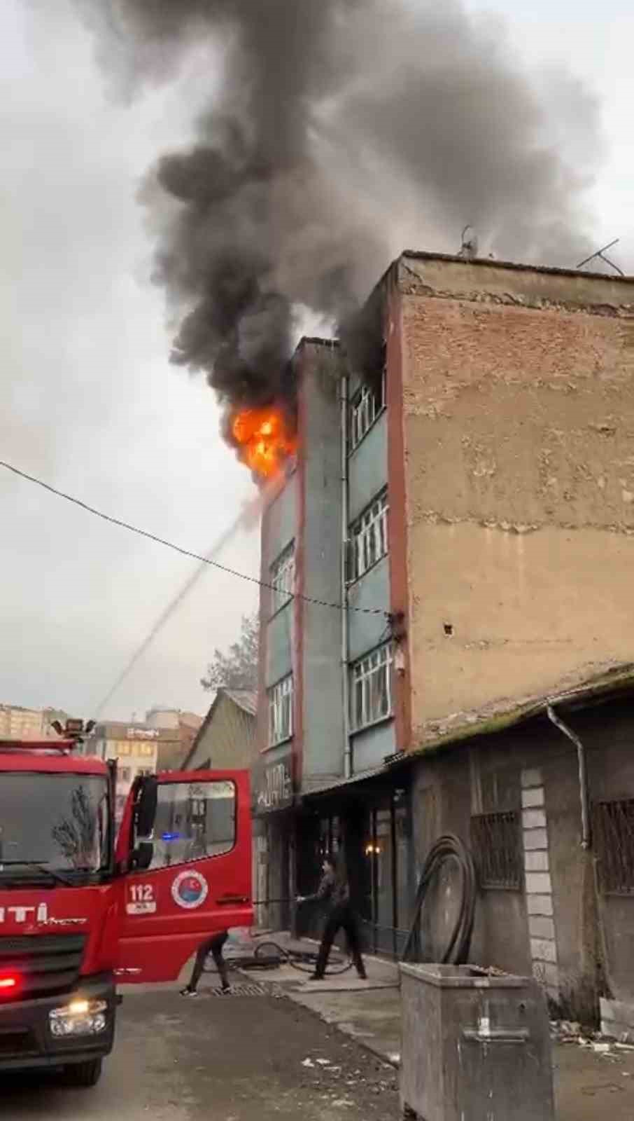 6-kisinin-yasadigi-daire-alevlere-teslim-oldu