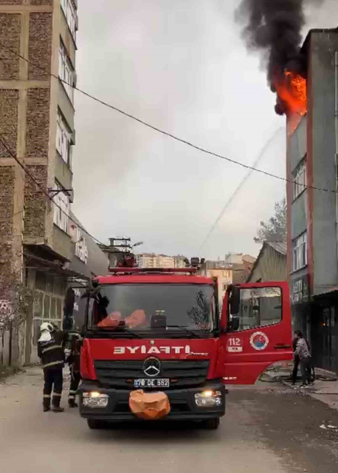 6-kisinin-yasadigi-daire-alevlere-teslim-oldu