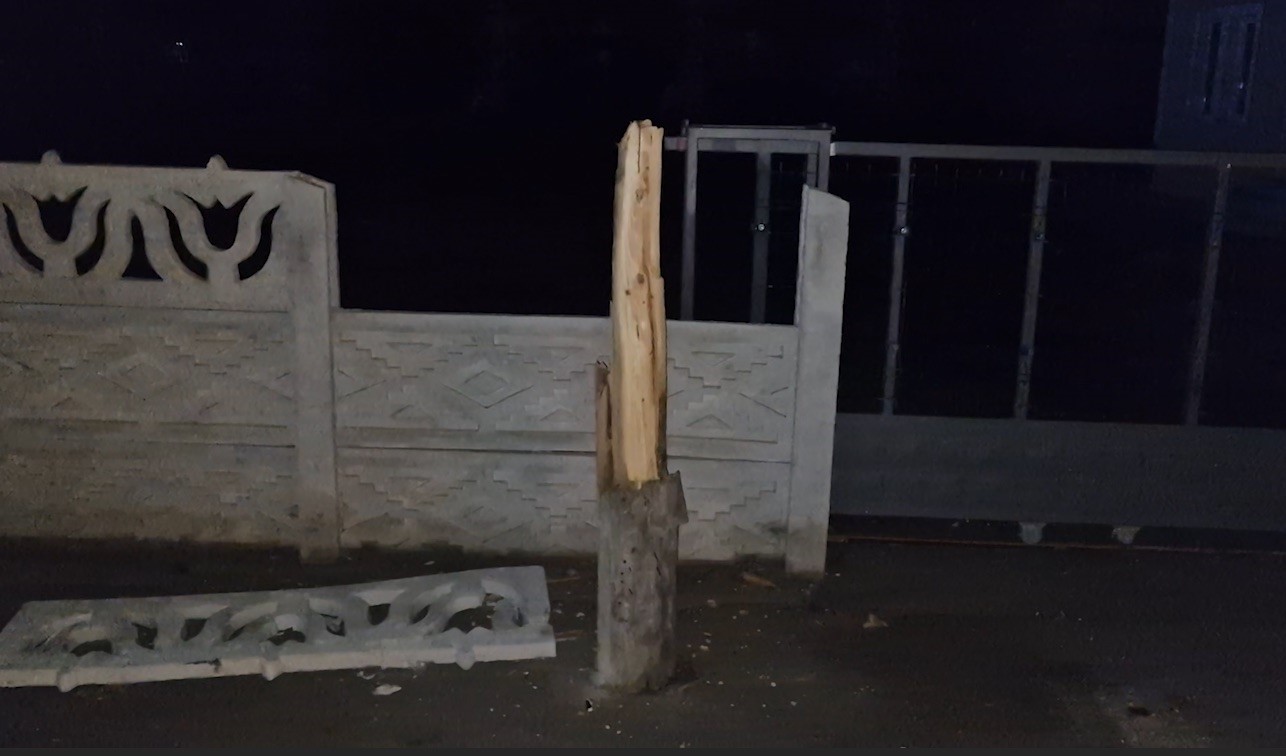 alacada-kamyon-elektrik-ve-telefon-hatlarina-zarar-verdi