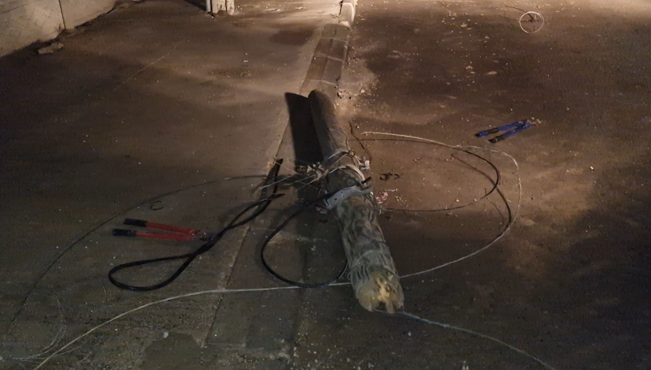 alacada-kamyon-elektrik-ve-telefon-hatlarina-zarar-verdi