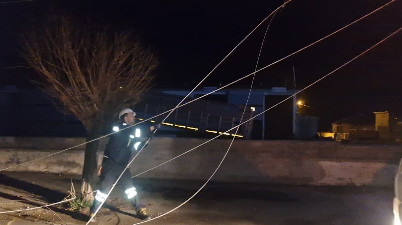 alacada-kamyon-elektrik-ve-telefon-hatlarina-zarar-verdi