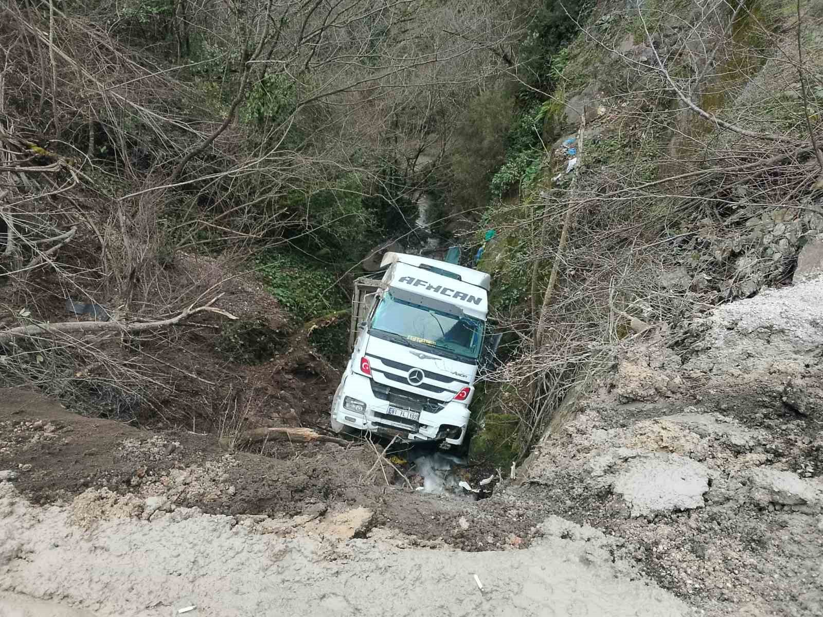 alaplida-kamyon-sarampole-uctu