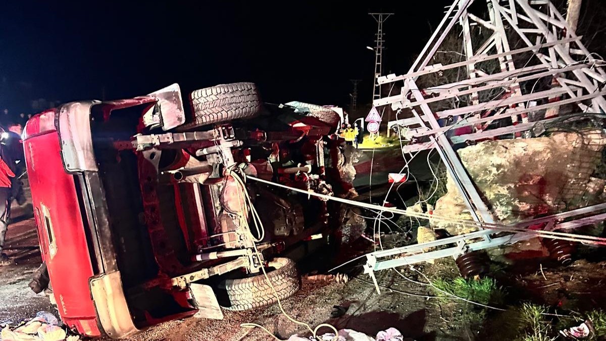 amasyada-kamyonet-carptigi-elektrik-diregini-ikiye-ayirdi-1-yarali