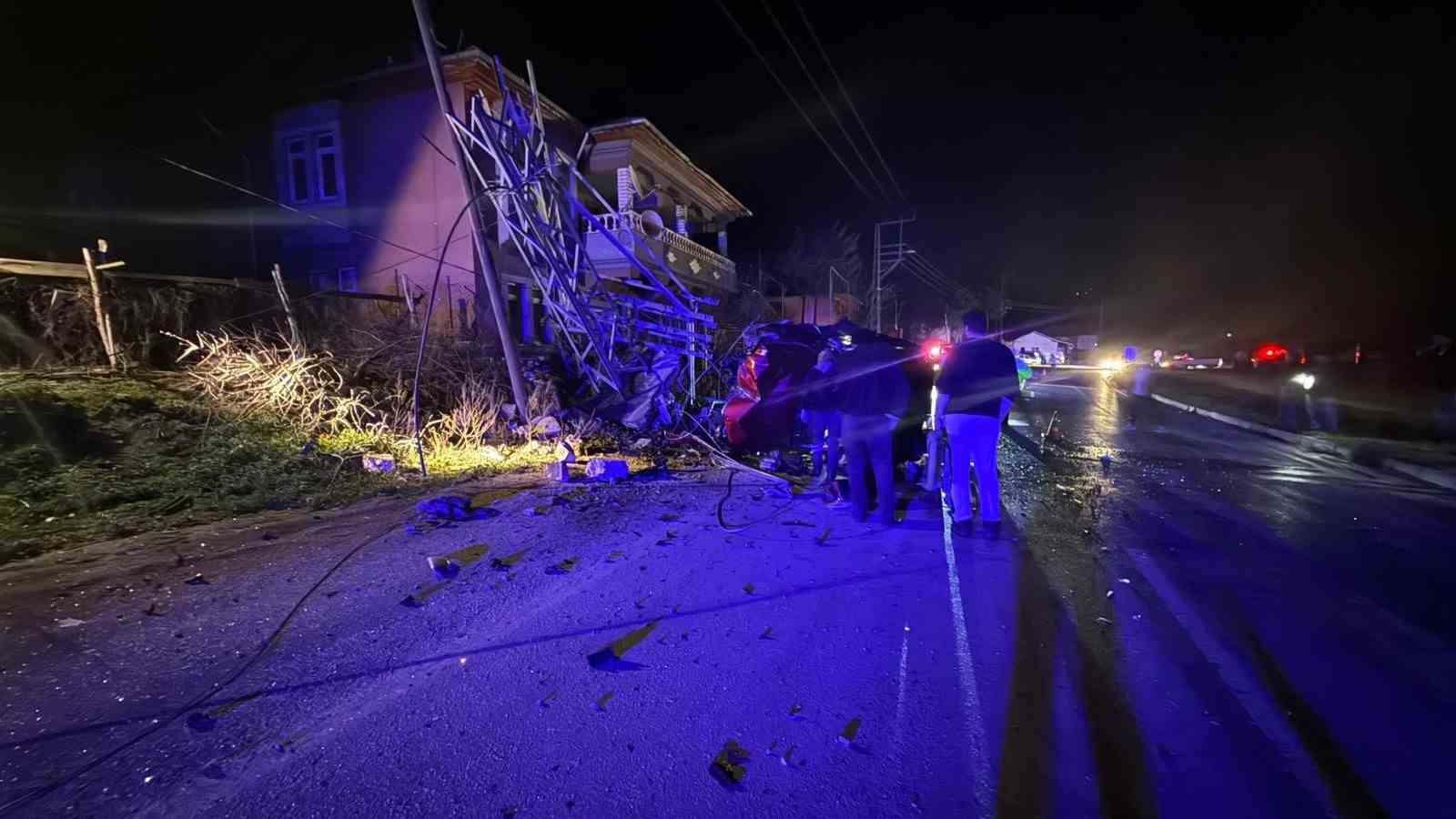 amasyada-kamyonet-carptigi-elektrik-diregini-ikiye-ayirdi-1-yarali