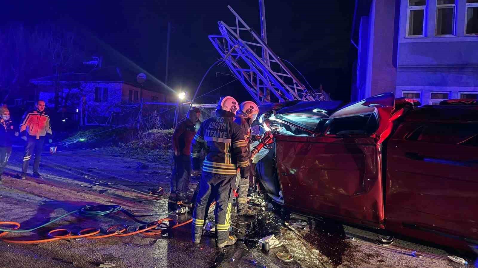 amasyada-kamyonet-carptigi-elektrik-diregini-ikiye-ayirdi-1-yarali