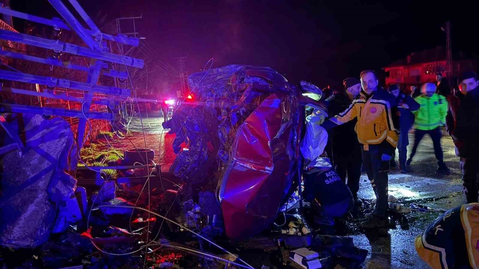 amasyada-kamyonet-carptigi-elektrik-diregini-ikiye-ayirdi-1-yarali