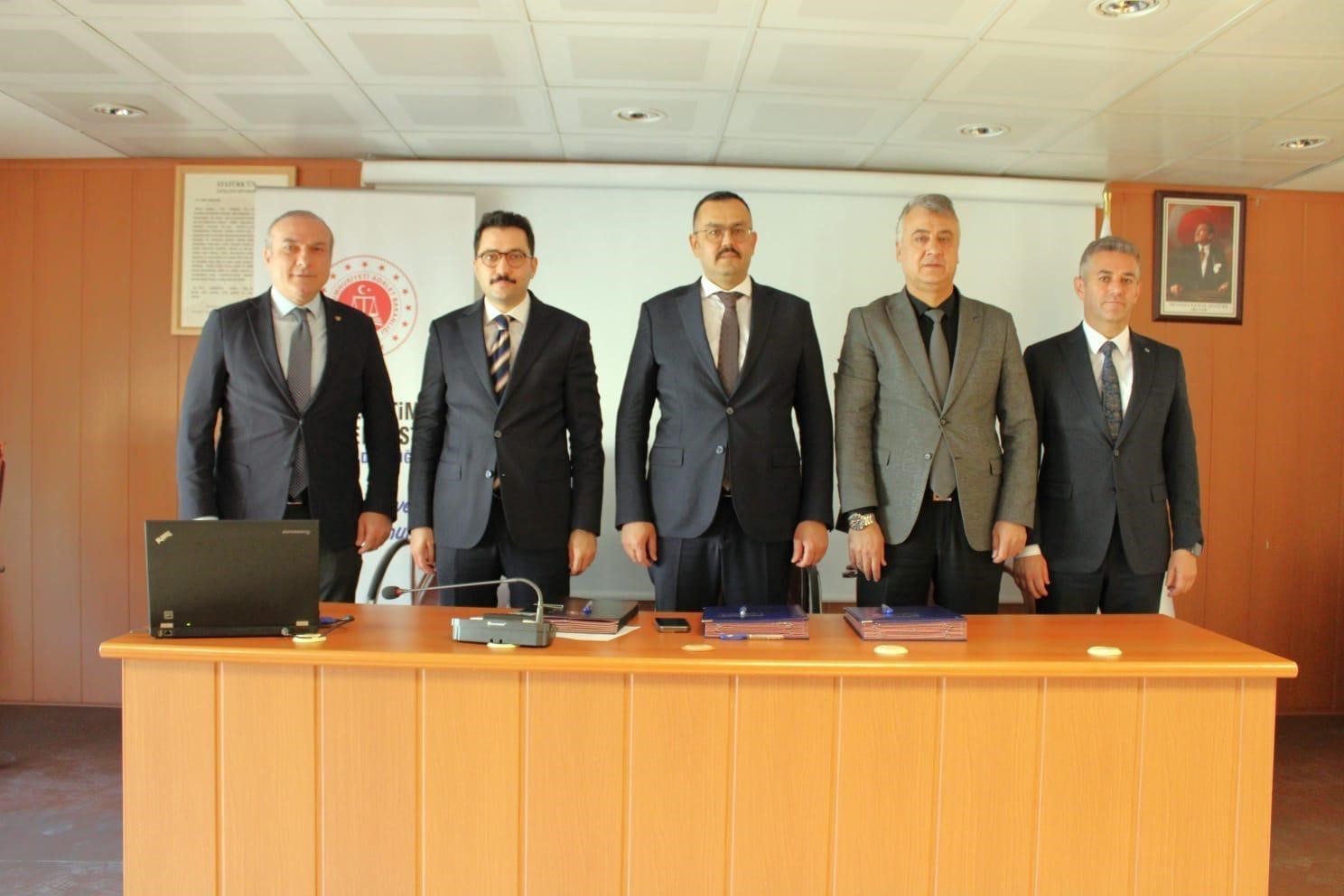 amasyada-yukumlulerin-topluma-kazandirilmasi-icin-uygulanacak-2-projede-imza-atildi