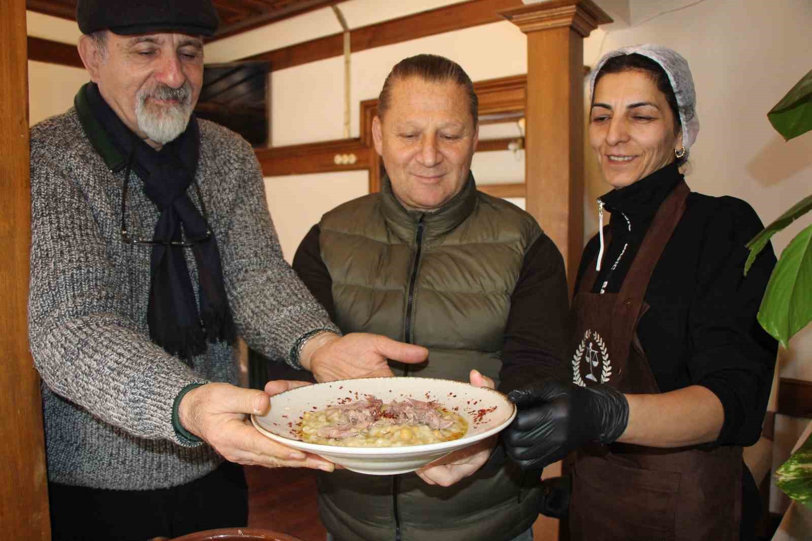 amasyanin-tescilli-lezzeti-tas-firin-keskegi-pismesi-12-saat-suruyor