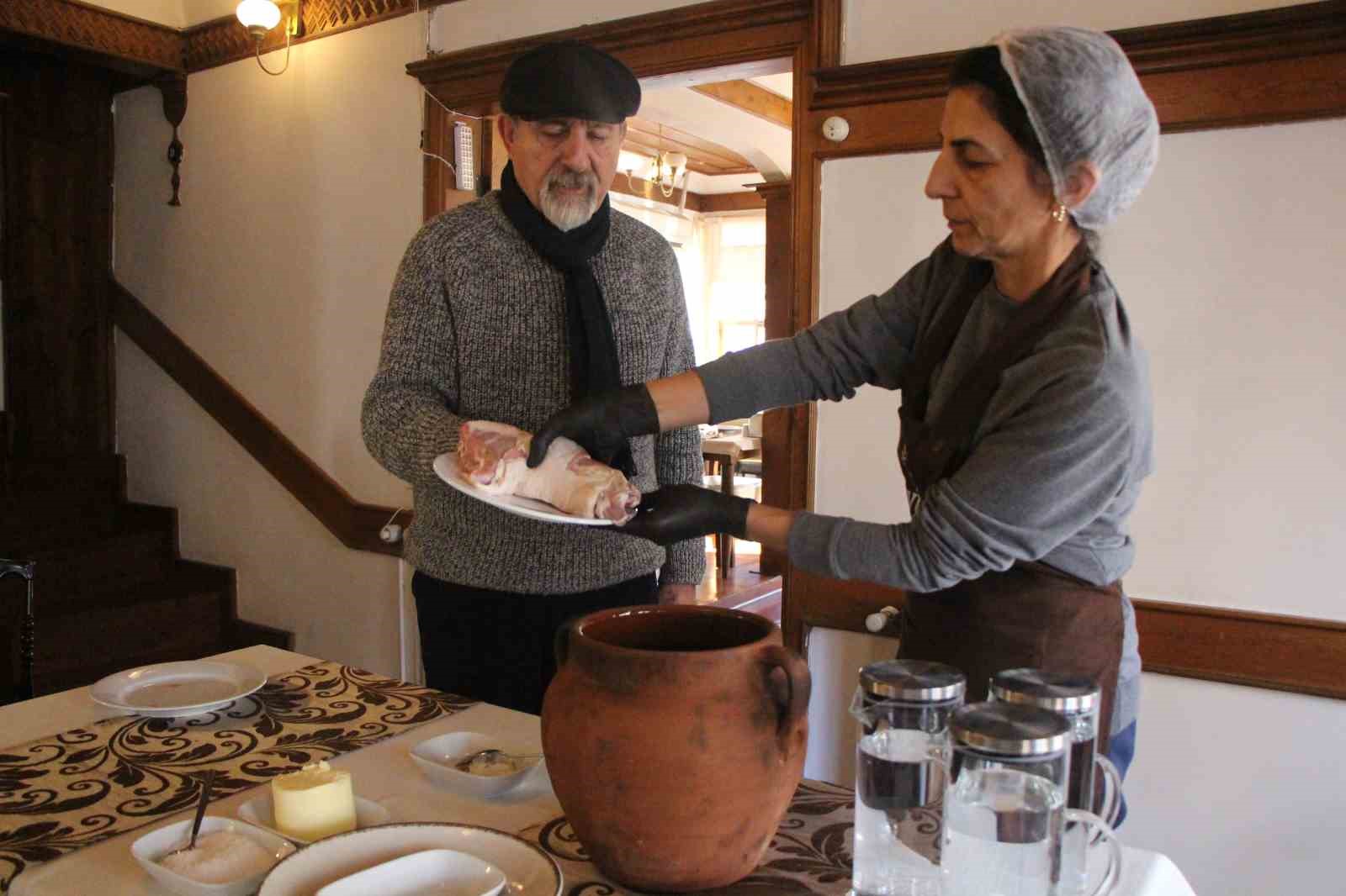 amasyanin-tescilli-lezzeti-tas-firin-keskegi-pismesi-12-saat-suruyor