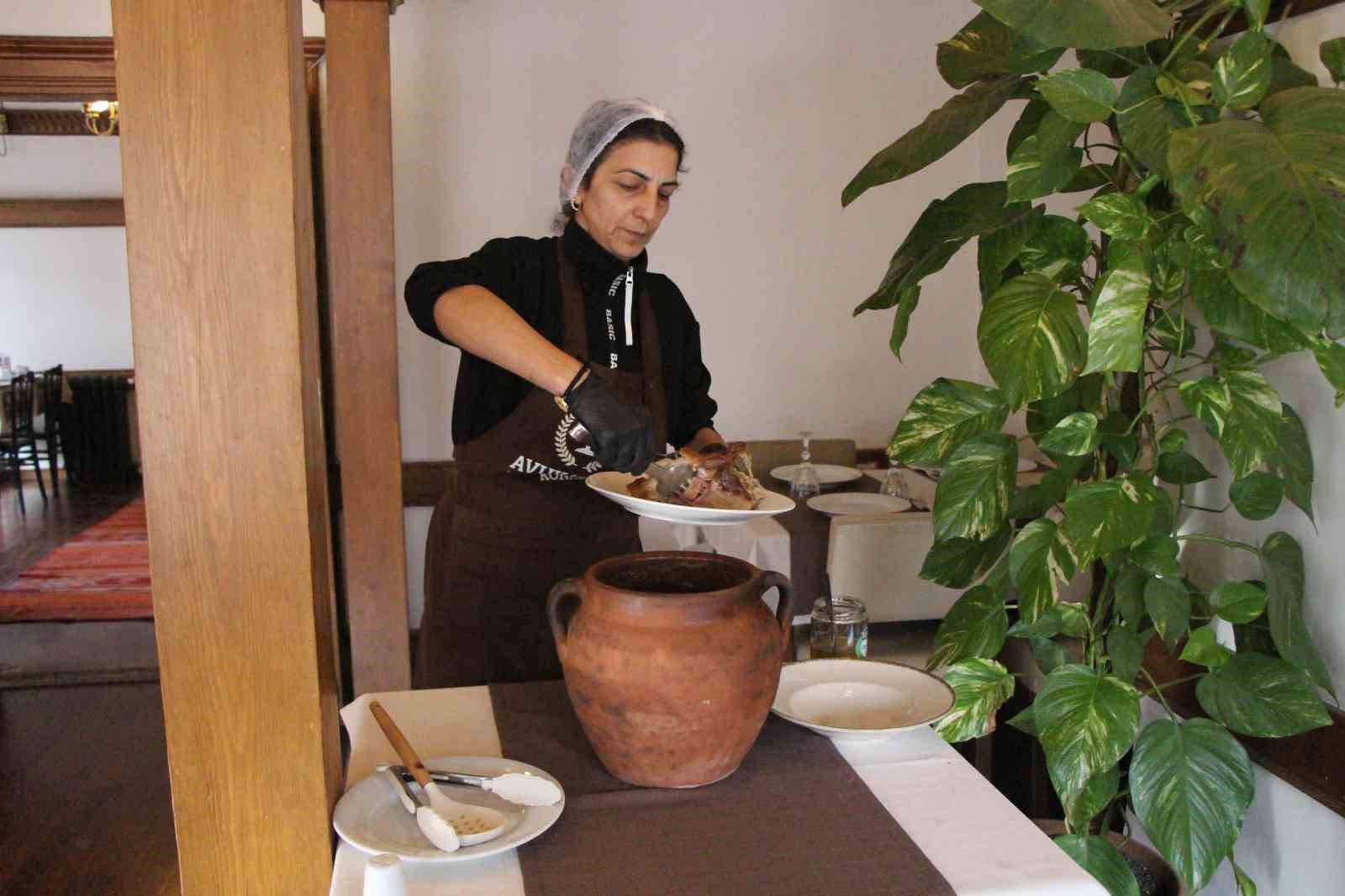 amasyanin-tescilli-lezzeti-tas-firin-keskegi-pismesi-12-saat-suruyor