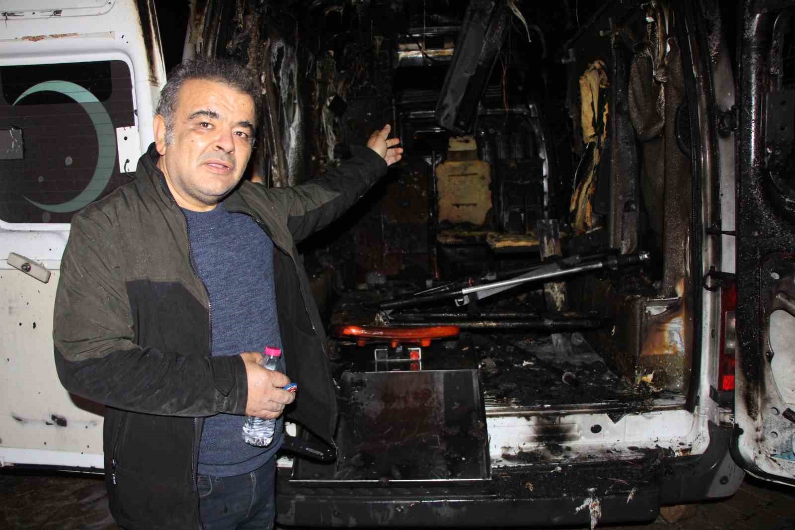 ambulans-alev-aldi-kahraman-sofor-hasta-ve-yakinlarini-kurtardi-oksijen-tuplerinin-patlamasini-onledi