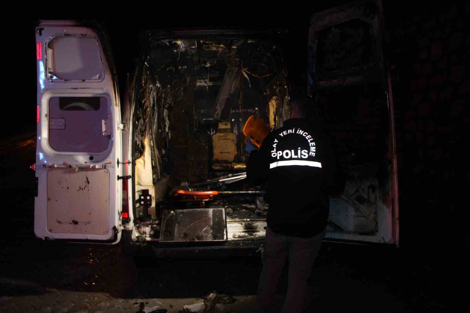 ambulans-alev-aldi-kahraman-sofor-hasta-ve-yakinlarini-kurtardi-oksijen-tuplerinin-patlamasini-onledi