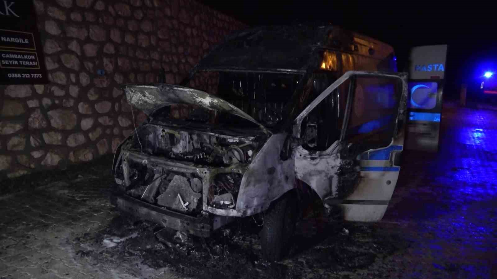 ambulans-alev-aldi-kahraman-sofor-hasta-ve-yakinlarini-kurtardi-oksijen-tuplerinin-patlamasini-onledi