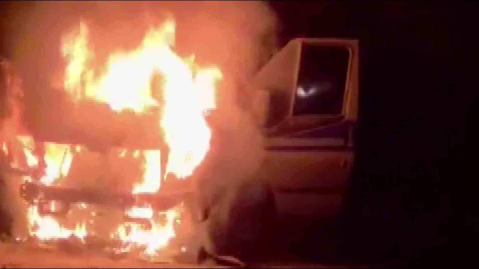 ambulans-alev-aldi-kahraman-sofor-hasta-ve-yakinlarini-kurtardi-oksijen-tuplerinin-patlamasini-onledi