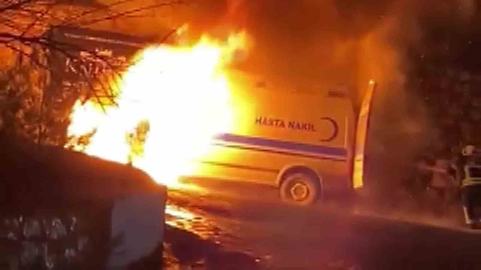 ambulans-alev-aldi-kahraman-sofor-hasta-ve-yakinlarini-kurtardi-oksijen-tuplerinin-patlamasini-onledi