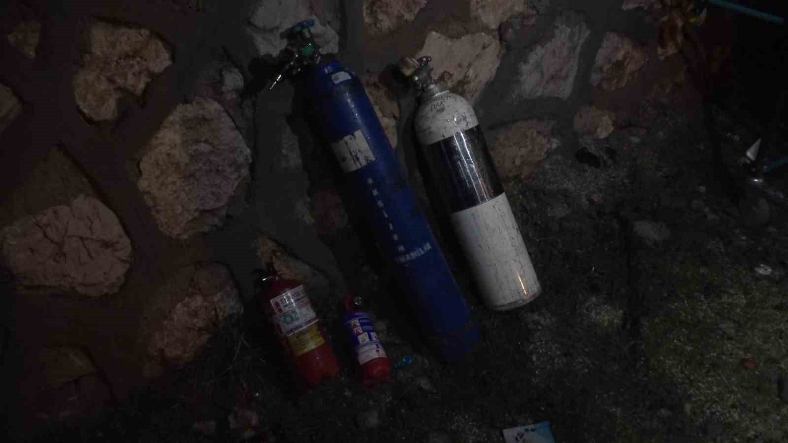 ambulans-alev-aldi-kahraman-sofor-hasta-ve-yakinlarini-kurtardi-oksijen-tuplerinin-patlamasini-onledi