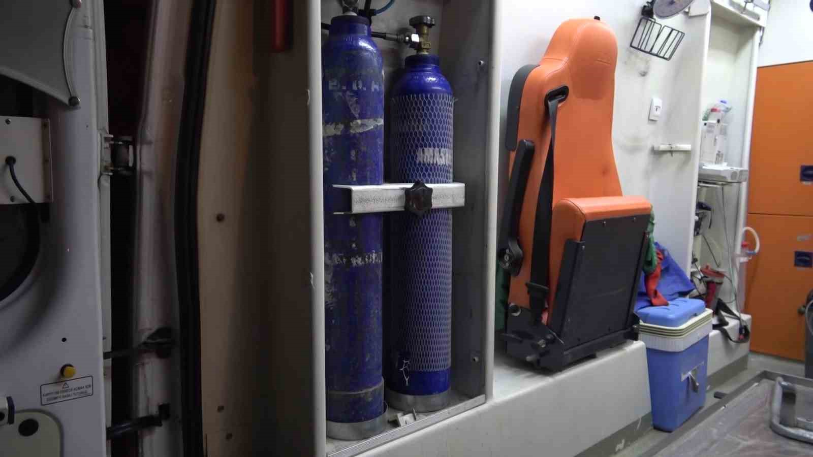 ambulans-alev-aldi-kahraman-sofor-hasta-ve-yakinlarini-kurtardi-oksijen-tuplerinin-patlamasini-onledi