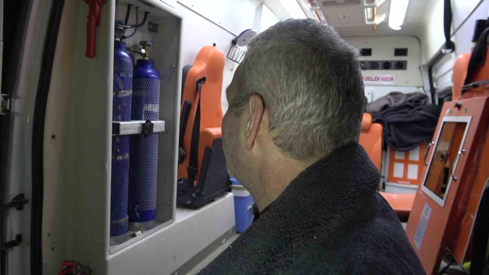 ambulans-alev-aldi-kahraman-sofor-hasta-ve-yakinlarini-kurtardi-oksijen-tuplerinin-patlamasini-onledi