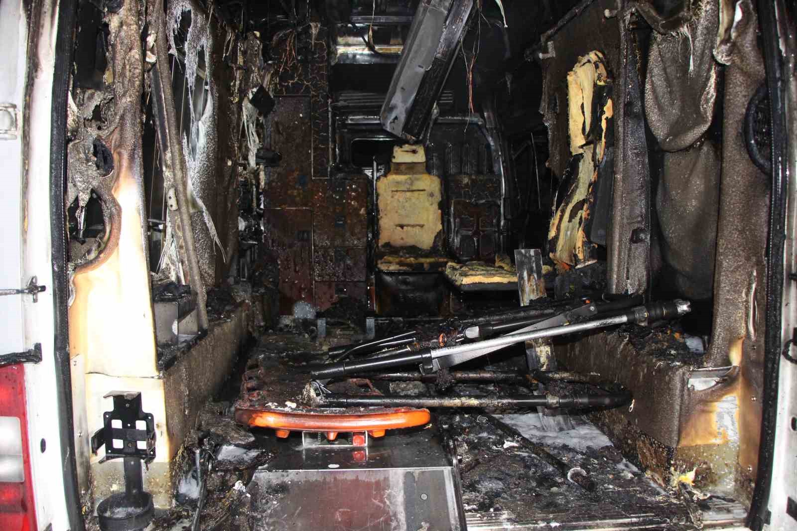 ambulans-alev-aldi-kahraman-sofor-hasta-ve-yakinlarini-kurtardi-oksijen-tuplerinin-patlamasini-onledi