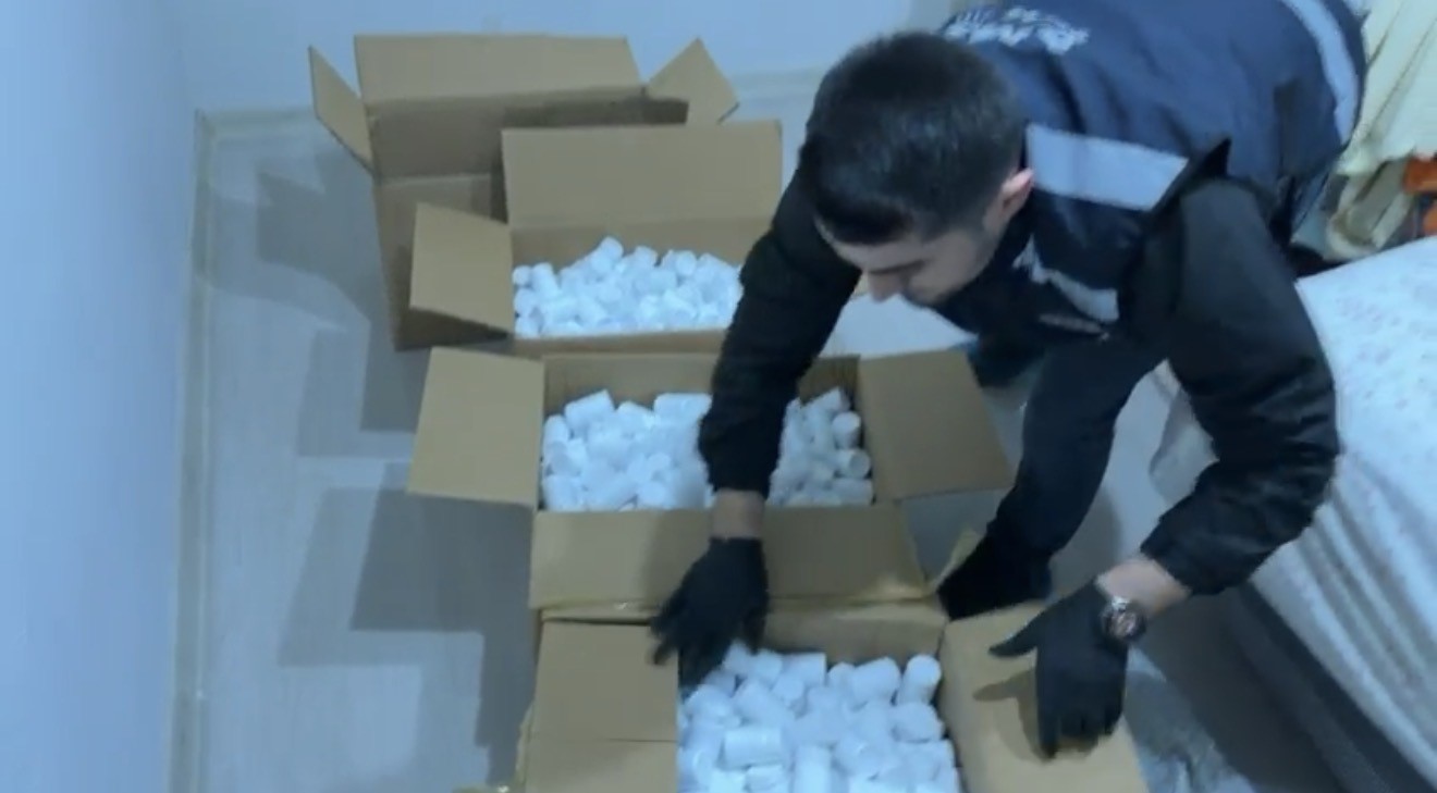 anne-ogul-230-bin-uyusturucu-hapla-yakalandi-oglu-tutuklandi-anneye-adli-kontrol