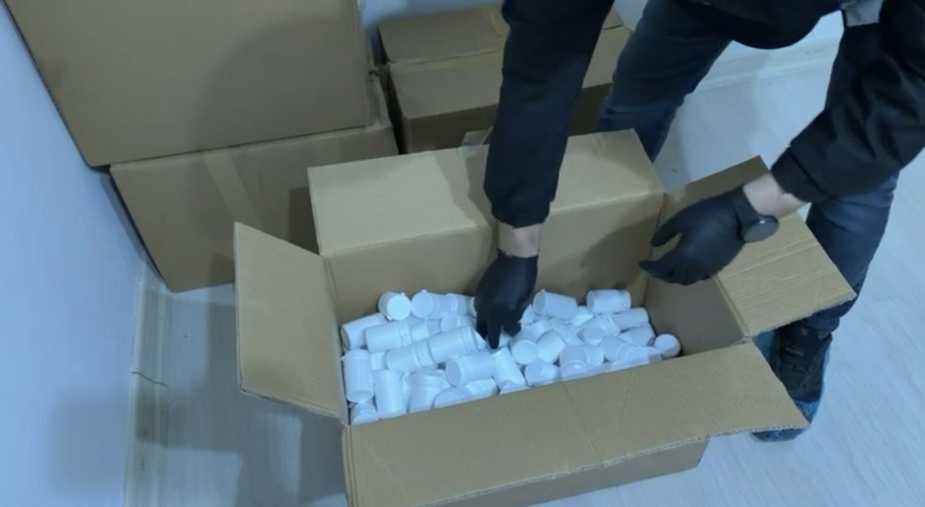 anne-ogul-230-bin-uyusturucu-hapla-yakalandi-oglu-tutuklandi-anneye-adli-kontrol