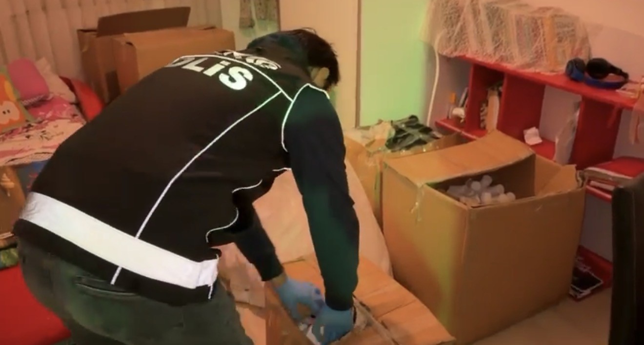 anne-ogul-230-bin-uyusturucu-hapla-yakalandi-oglu-tutuklandi-anneye-adli-kontrol