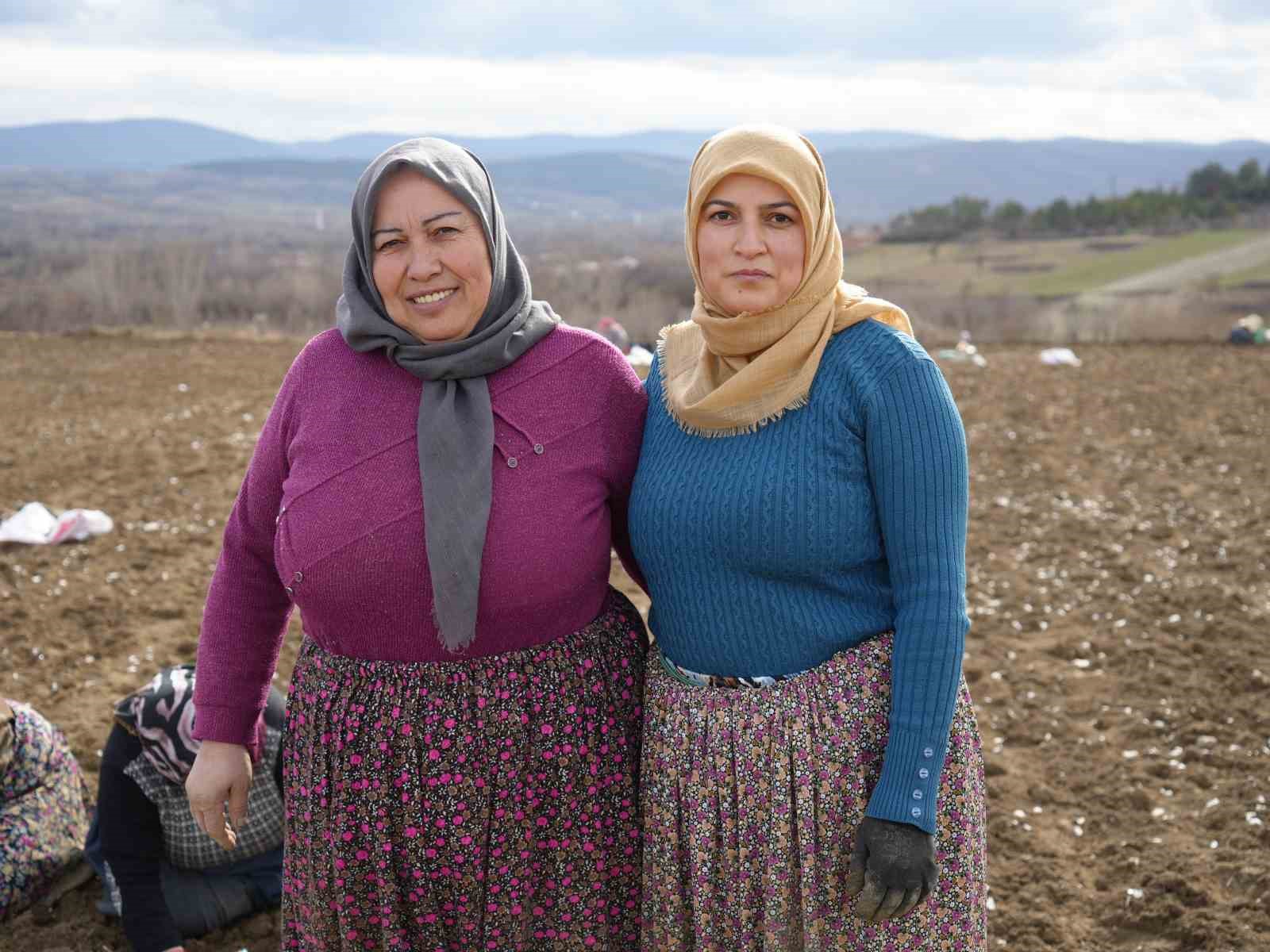 annenin-fedakarlik-dolu-yolculugu-cocuklari-icin-megakenti-birakip-topraga-sarildi