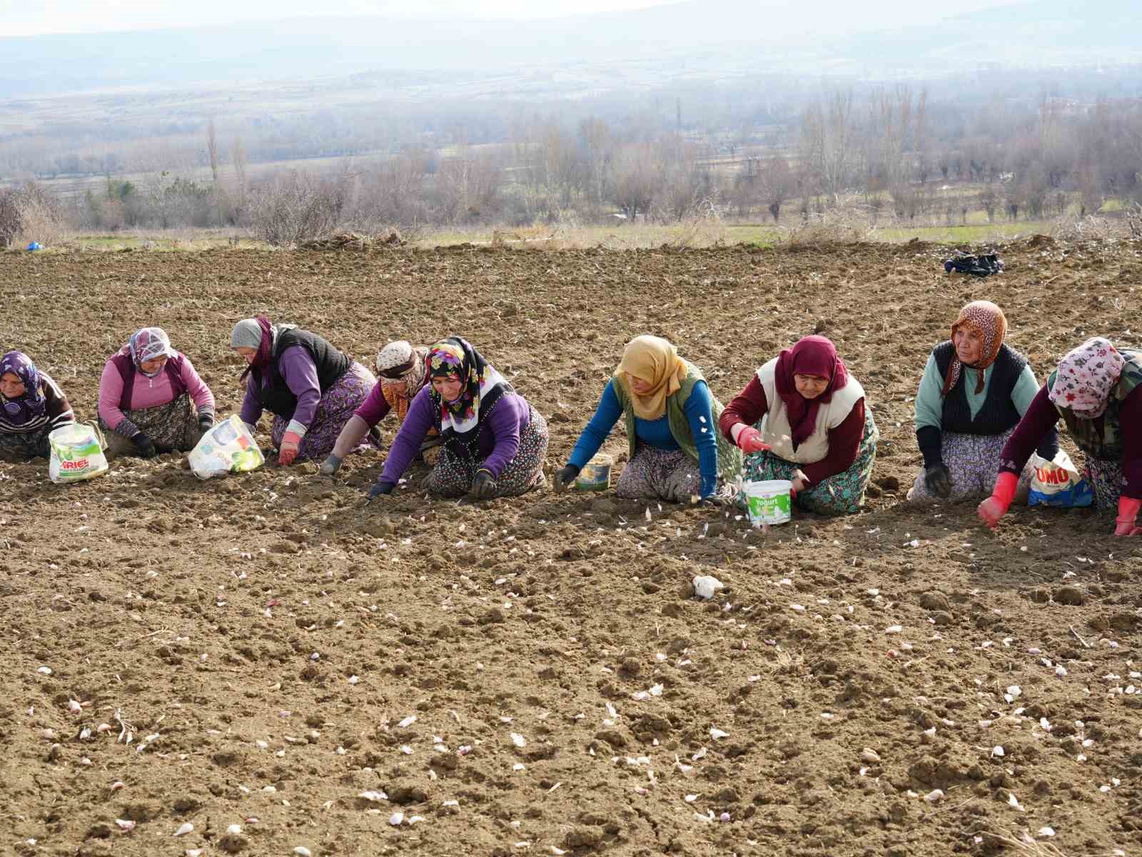 annenin-fedakarlik-dolu-yolculugu-cocuklari-icin-megakenti-birakip-topraga-sarildi