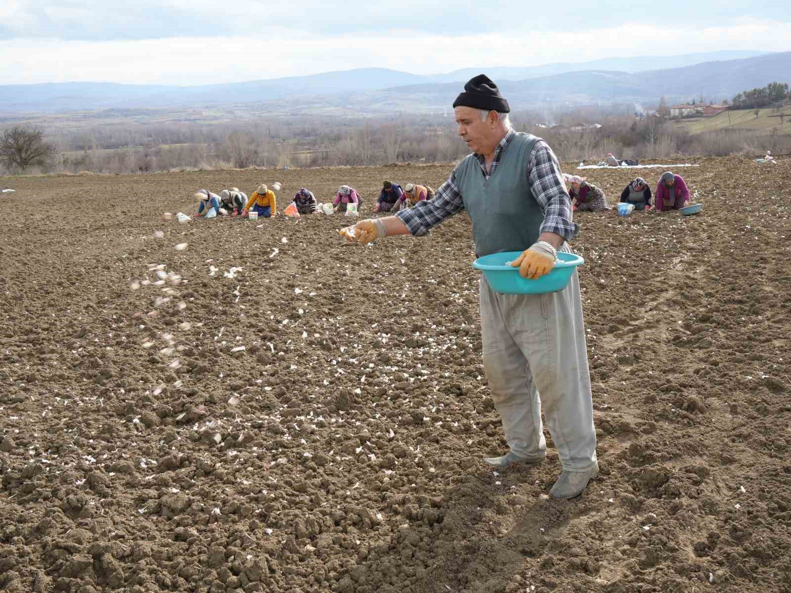 annenin-fedakarlik-dolu-yolculugu-cocuklari-icin-megakenti-birakip-topraga-sarildi