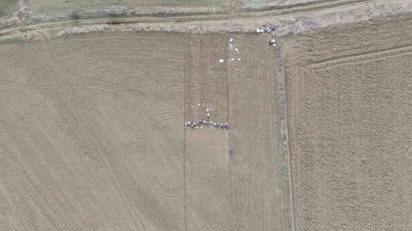 annenin-fedakarlik-dolu-yolculugu-cocuklari-icin-megakenti-birakip-topraga-sarildi