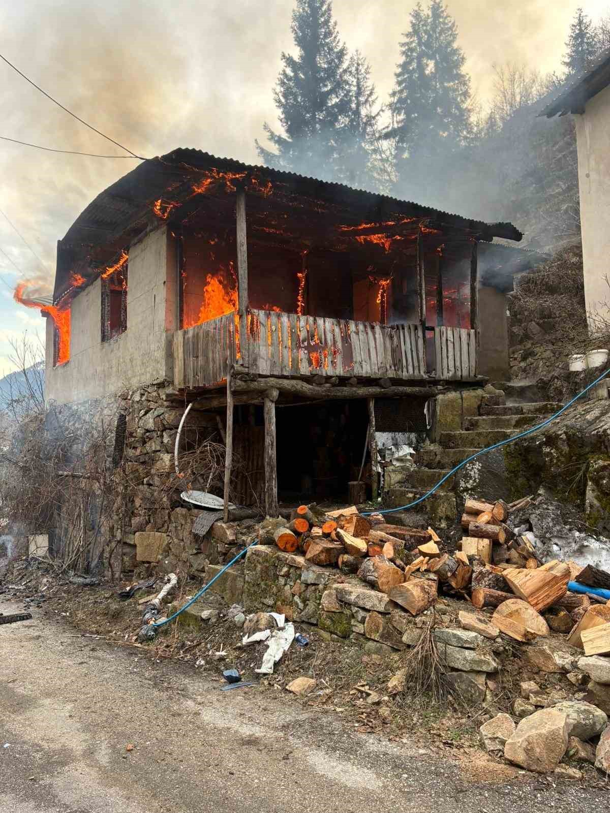 artvinde-cami-lojmaninda-yangin