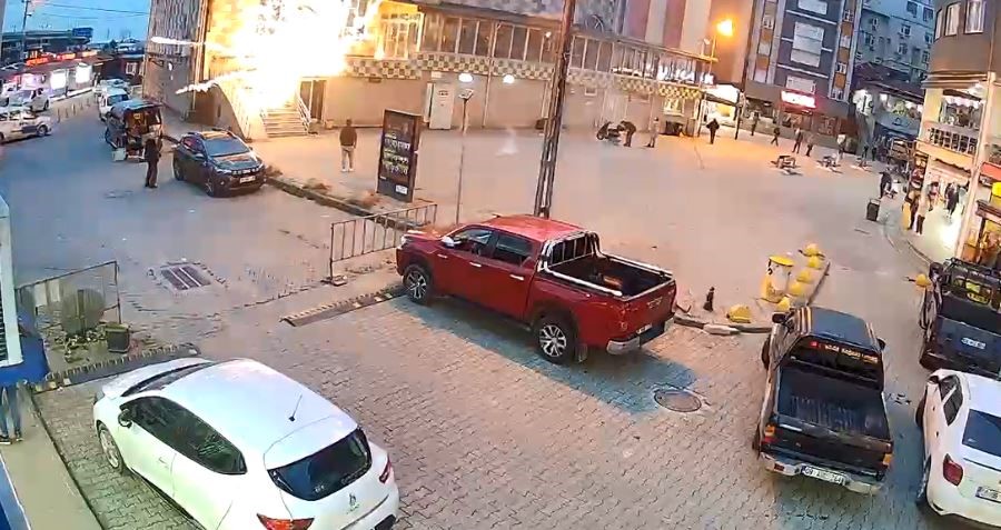 artvinde-cami-onunde-atilan-havai-fisekler-korku-ve-panige-neden-oldu