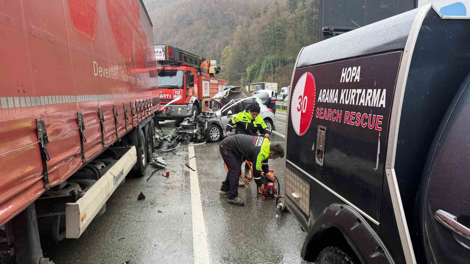 artvinde-otomobil-park-halindeki-tira-carpti-2-olu-1-yarali