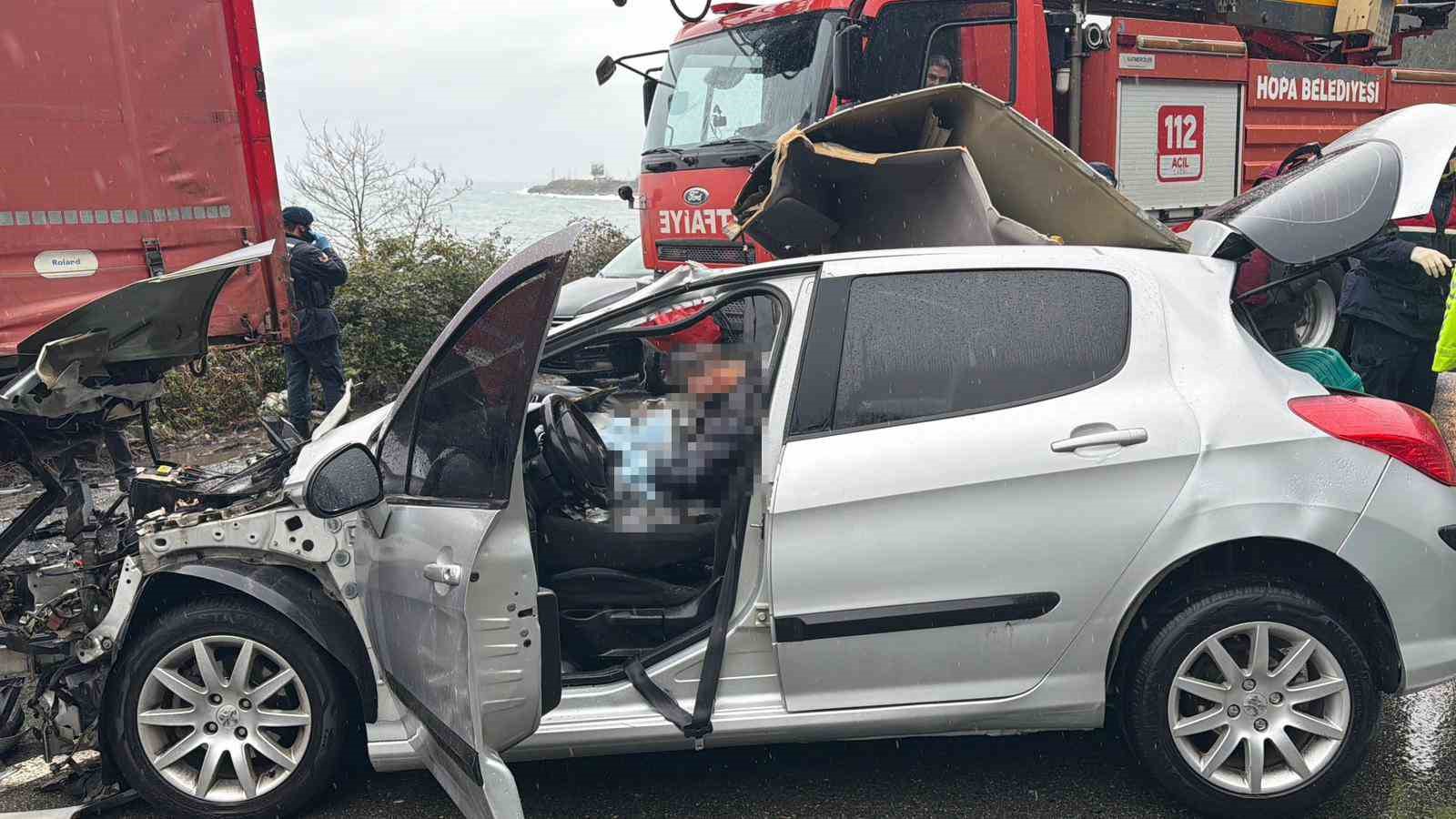 artvinde-otomobil-park-halindeki-tira-carpti-2-olu-1-yarali