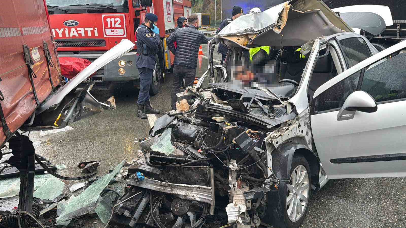 artvinde-otomobil-park-halindeki-tira-carpti-2-olu-1-yarali