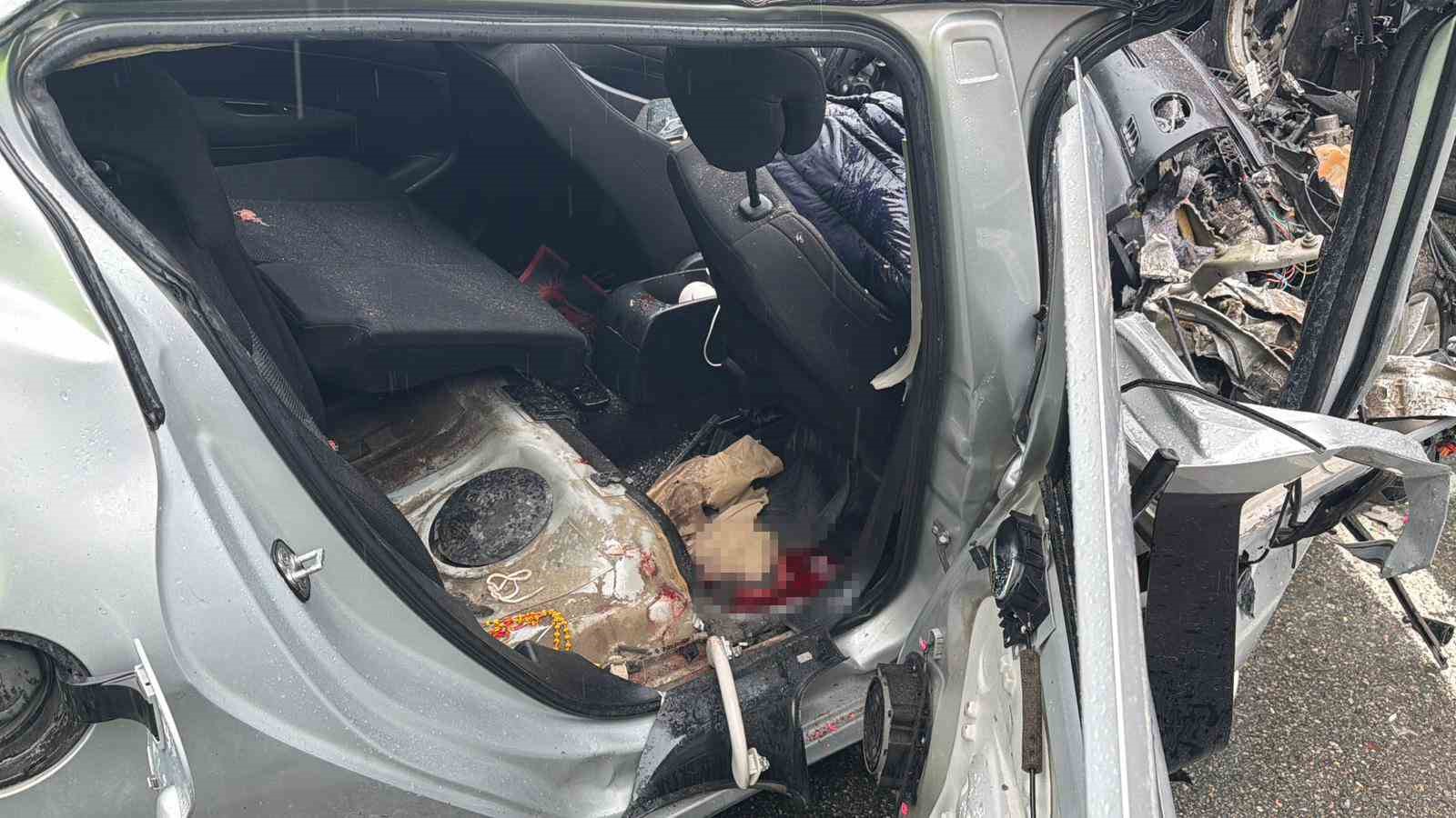 artvinde-otomobil-park-halindeki-tira-carpti-2-olu-1-yarali