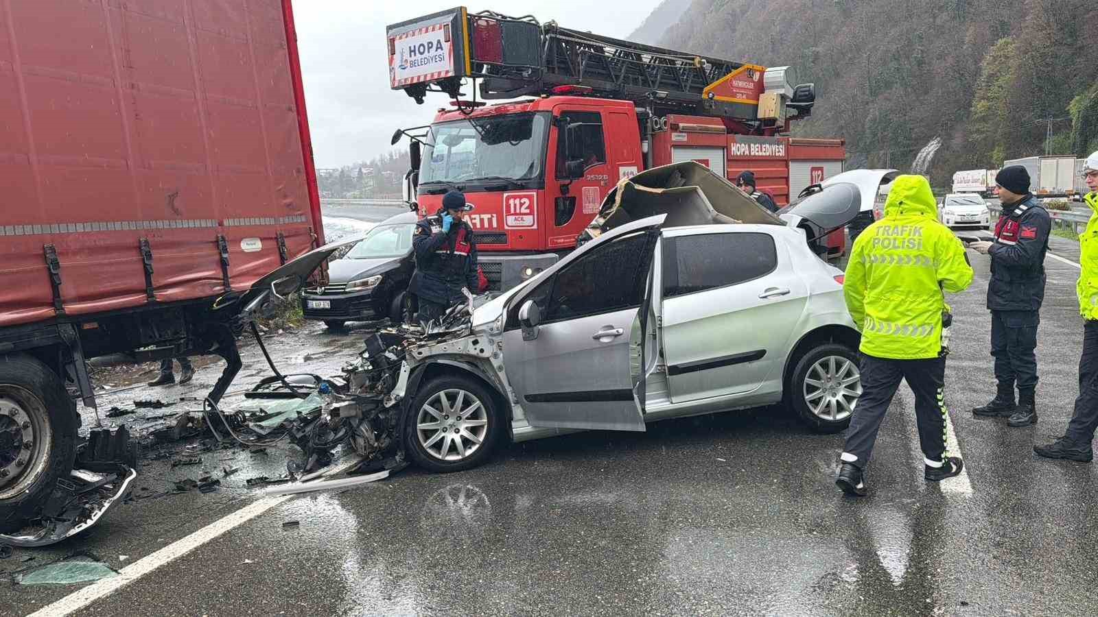 artvinde-otomobil-park-halindeki-tira-carpti-2-olu-1-yarali