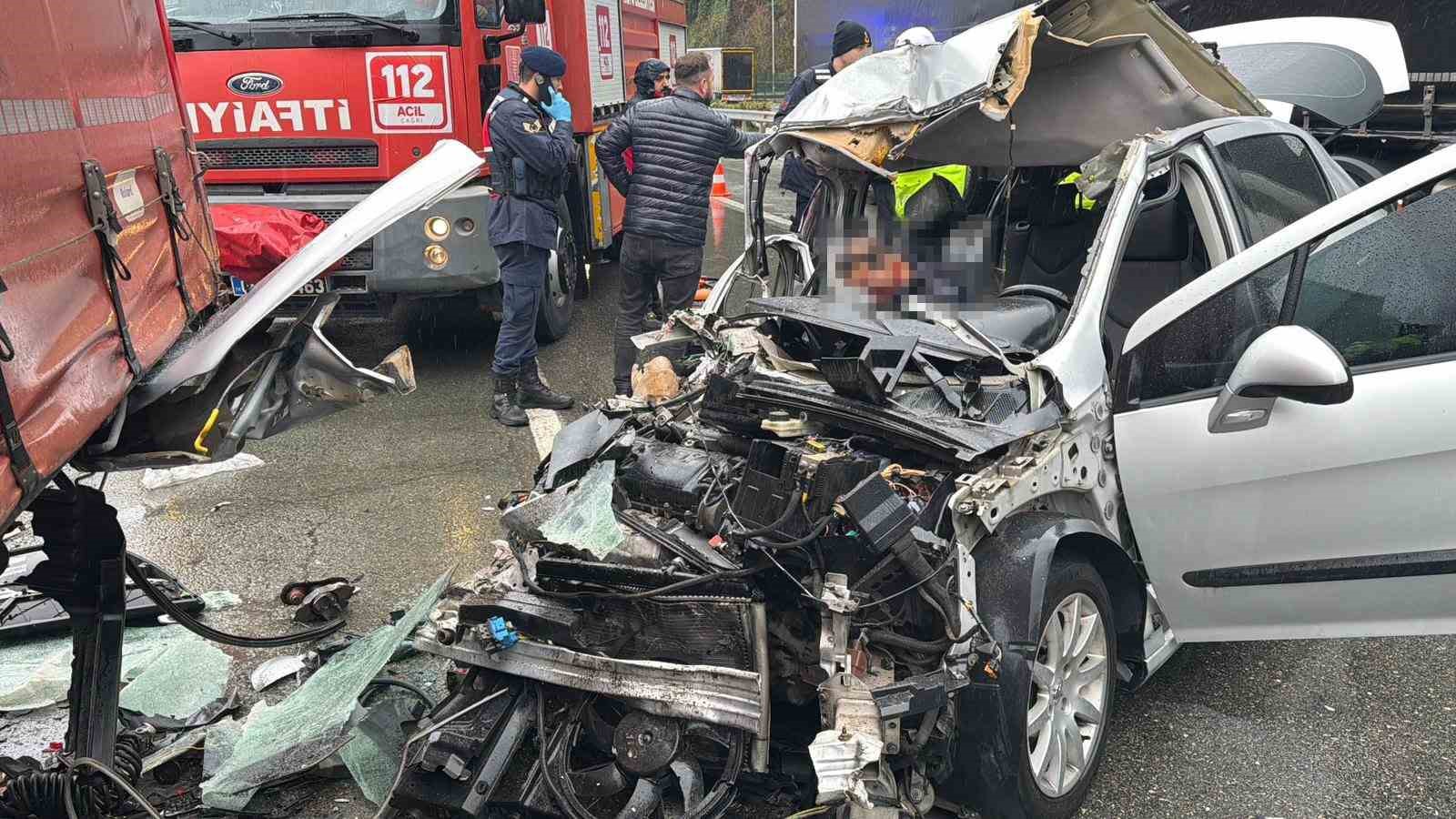 artvinde-otomobil-park-halindeki-tira-carpti-2-olu-1-yarali