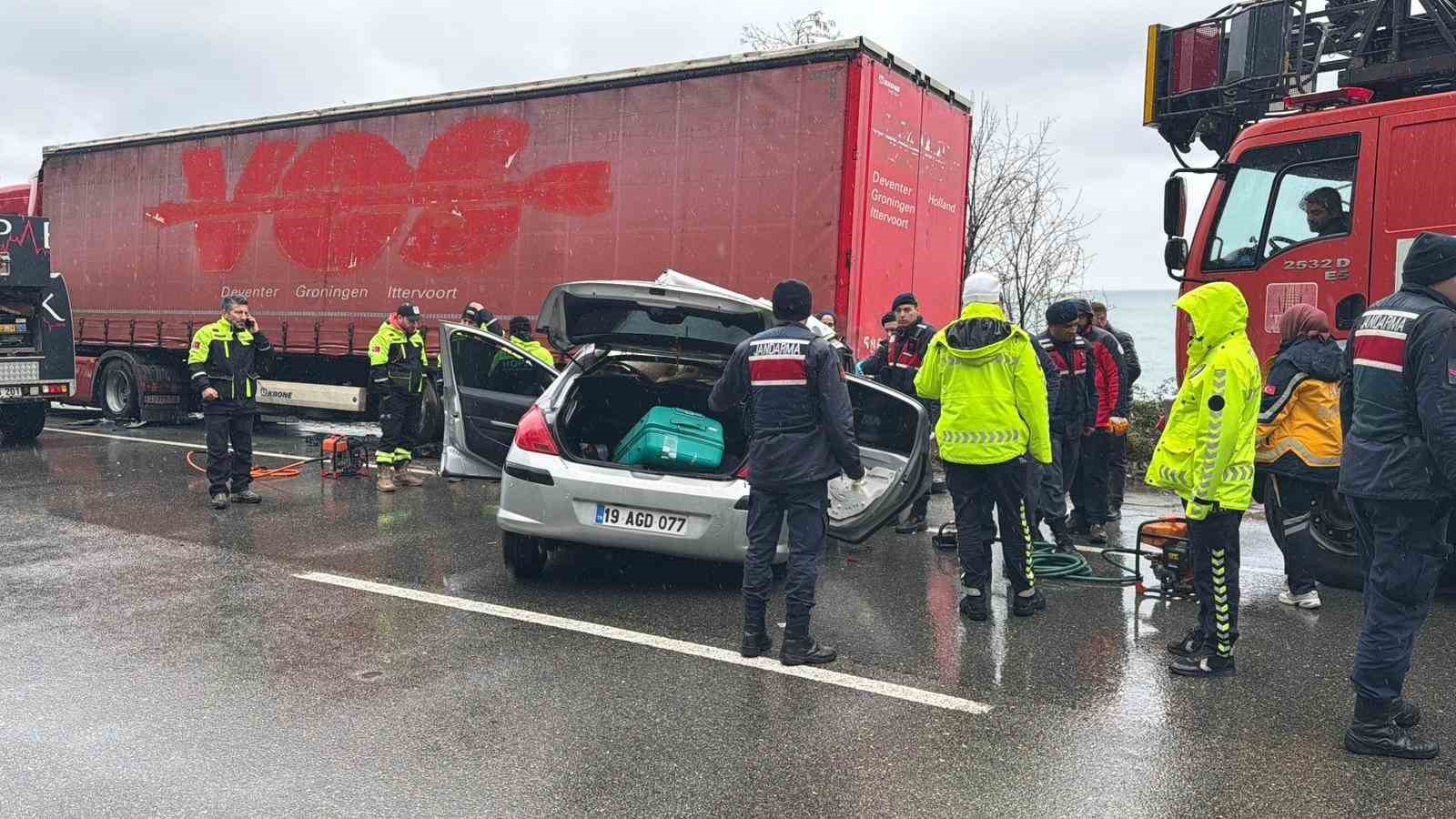 artvinde-otomobil-park-halindeki-tira-carpti-2-olu-1-yarali