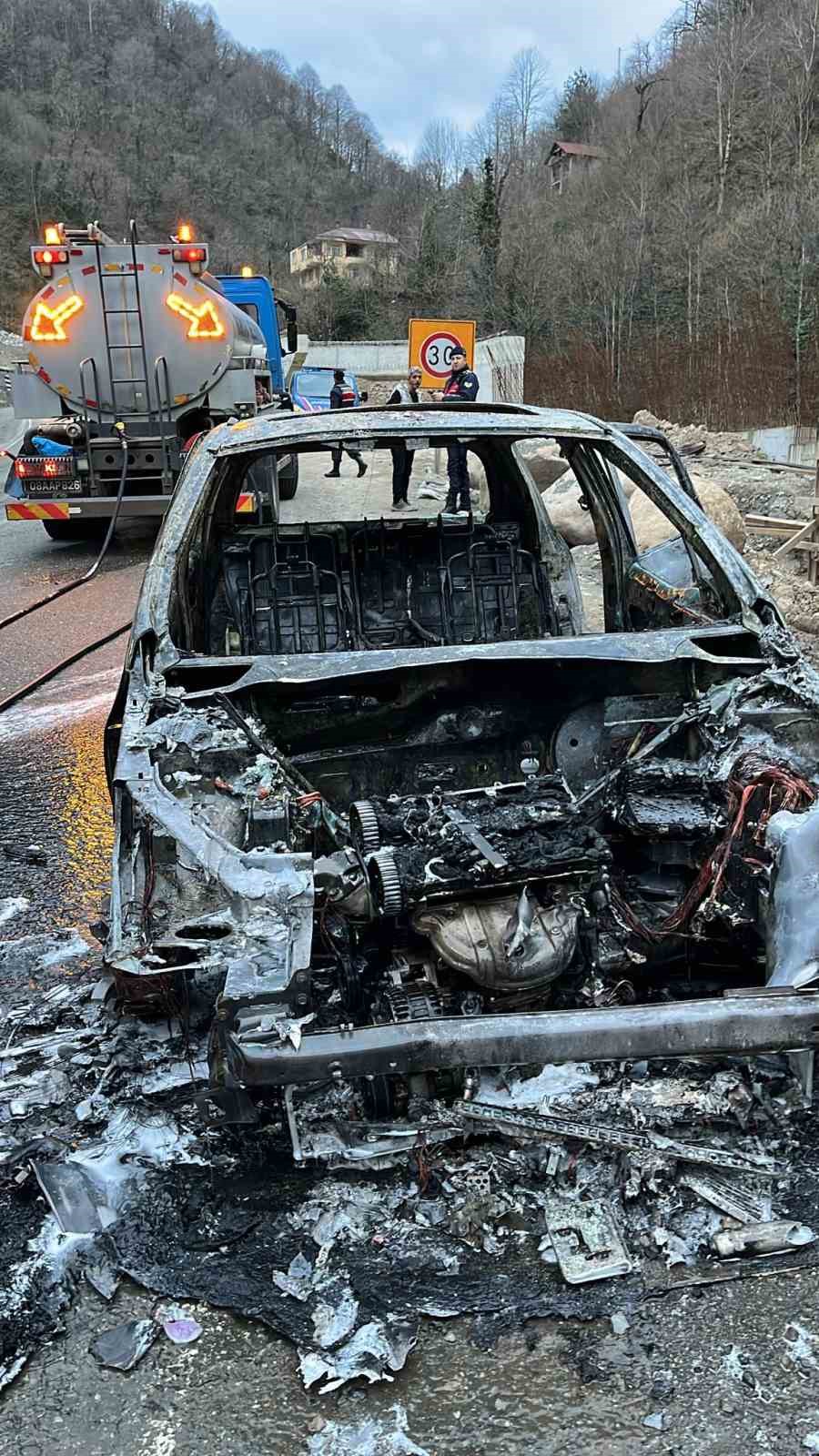 artvinde-seyir-halindeki-arac-alev-aldi